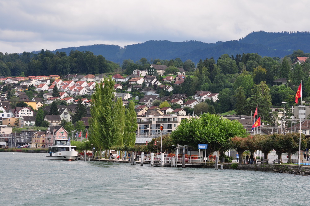 Wädenswil liegt am oberen linken Zürichseeufer am Zimmerberg an der ...